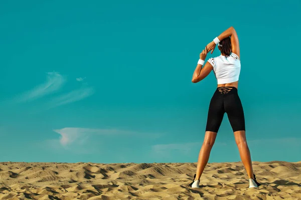 Sportliche und fitte junge Sportlerin beim Yoga-Training vor dem Hintergrund des Himmels. das Konzept eines gesunden Lebensstils und Sports. Individuelle sportliche Erholung. — Stockfoto