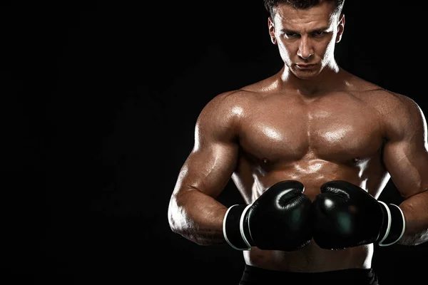 Boxare, man slåss eller poserar i handskar på svart bakgrund. Fitness och boxningskoncept. Individuell rekreation. — Stockfoto