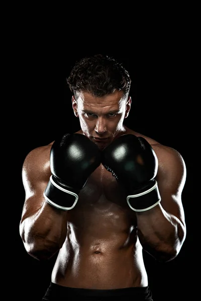 Boxeador, hombre luchando o posando con guantes sobre fondo negro. Concepto de fitness y boxeo. Recreación deportiva individual . — Foto de Stock