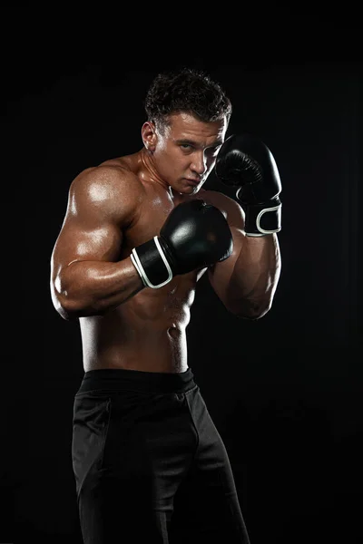 Boxeador, hombre luchando o posando con guantes sobre fondo negro. Concepto de fitness y boxeo. Recreación deportiva individual . — Foto de Stock