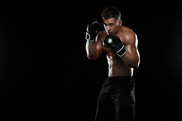 Boxer, férfi harcol vagy pózol kesztyűben fekete háttéren. Fitness és boksz koncepció. Egyéni sport rekreáció. — Stock Fotó
