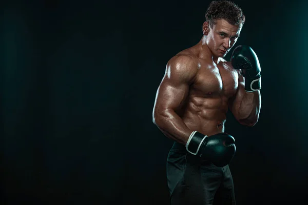 Boxer, Mann, der kämpft oder mit Handschuhen auf schwarzem Hintergrund posiert. Fitness- und Boxkonzept. Individuelle sportliche Erholung. — Stockfoto