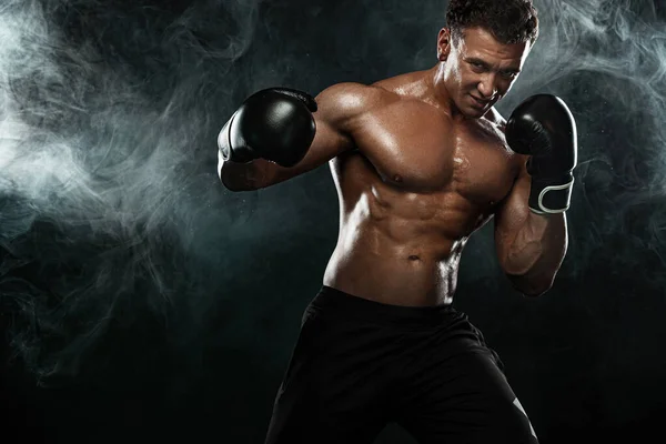 Boxare, man slåss eller poserar i handskar på svart bakgrund. Fitness och boxningskoncept. Individuell rekreation. — Stockfoto