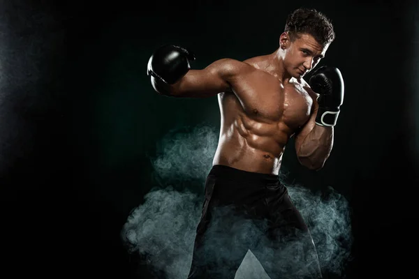 Boxare, man slåss eller poserar i handskar på svart bakgrund. Fitness och boxningskoncept. Individuell rekreation. — Stockfoto