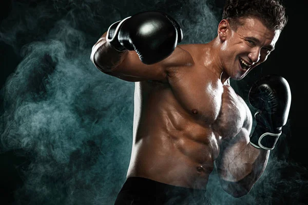 Boxer, Mann, der kämpft oder mit Handschuhen auf schwarzem Hintergrund posiert. Fitness- und Boxkonzept. Individuelle sportliche Erholung. — Stockfoto