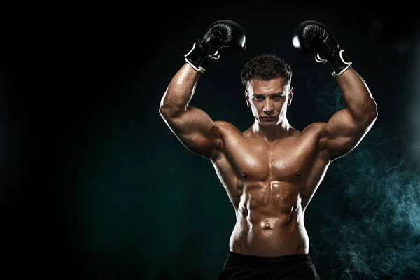Boxare, man slåss eller poserar i handskar på svart bakgrund. Fitness och boxningskoncept. Individuell rekreation. — Stockfoto