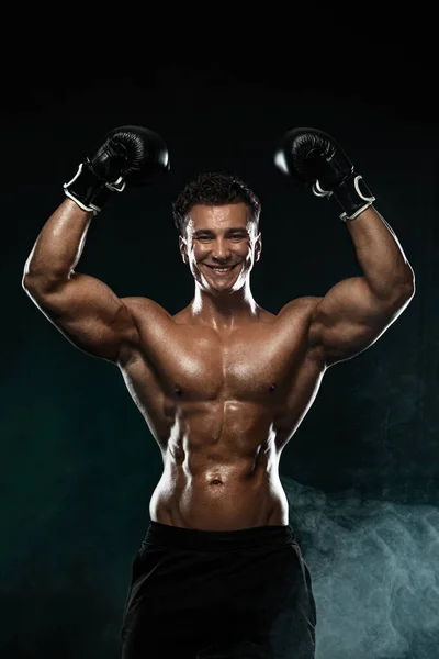 Man, boxare vinnare och mästare efter kamp i handskar på svart bakgrund firar felfri seger. Fitness och boxningskoncept. Individuell rekreation. — Stockfoto