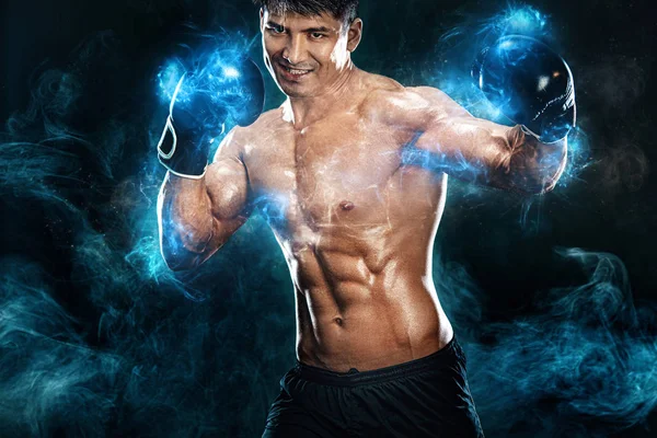 Boxning och fitness koncept. Boxer man slåss eller poserar i handskar på svart bakgrund. Individuell sportrekreation. Energi och energi. — Stockfoto