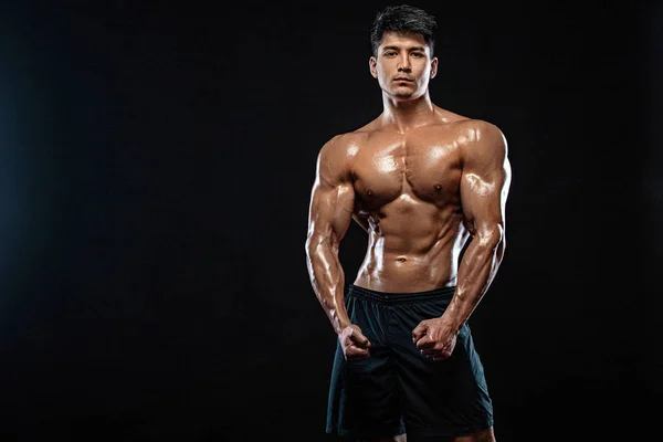 Sportler Bodybuilder. starker und fitter Mann. sportlicher muskulöser Typ auf schwarzem Hintergrund. Sport- und Fitness-Motivation. Individuelle sportliche Erholung. — Stockfoto