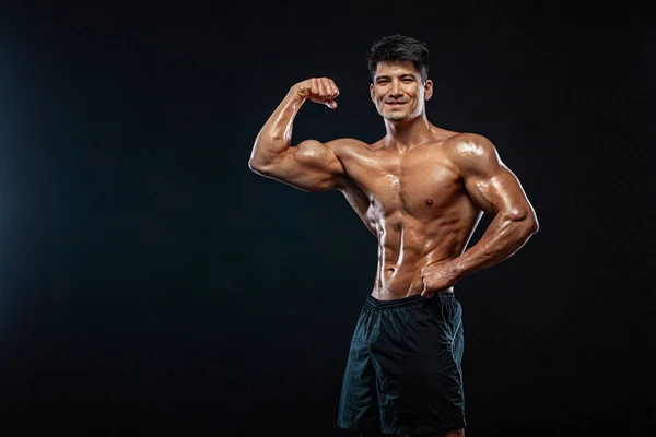 Sportler Bodybuilder. starker und fitter Mann. sportlicher muskulöser Typ auf schwarzem Hintergrund. Sport- und Fitness-Motivation. Individuelle sportliche Erholung. — Stockfoto