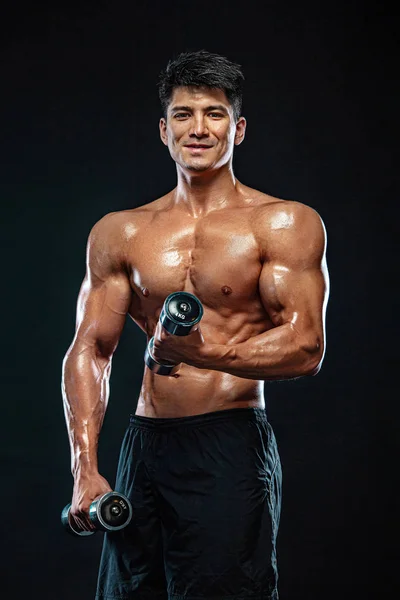 Sportler Bodybuilder. starker und fitter Mann. sportlicher muskulöser Typ mit Hanteln. Sport- und Fitness-Motivation. Individuelle sportliche Erholung. — Stockfoto