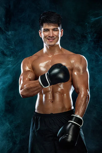 Concepto de fitness y boxeo. Boxeador, hombre luchando o posando con guantes sobre fondo negro. Recreación deportiva individual . — Foto de Stock