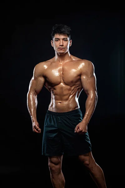 Bodybuilder athlète. Un homme fort et en forme. Homme musclé sportif sur fond noir. Motivation sportive et fitness. Loisirs sportifs individuels . — Photo