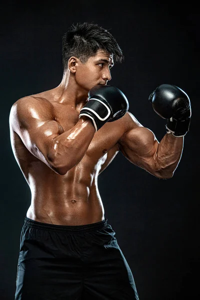 Γυμναστική και πυγμαχία έννοια. Μπόξερ, άντρας που παλεύει ή ποζάρει με γάντια σε μαύρο φόντο. Ατομική αθλητική ψυχαγωγία. — Φωτογραφία Αρχείου