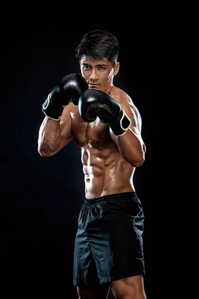 Concepto de fitness y boxeo. Boxeador, hombre luchando o posando con guantes sobre fondo negro. Recreación deportiva individual . — Foto de Stock