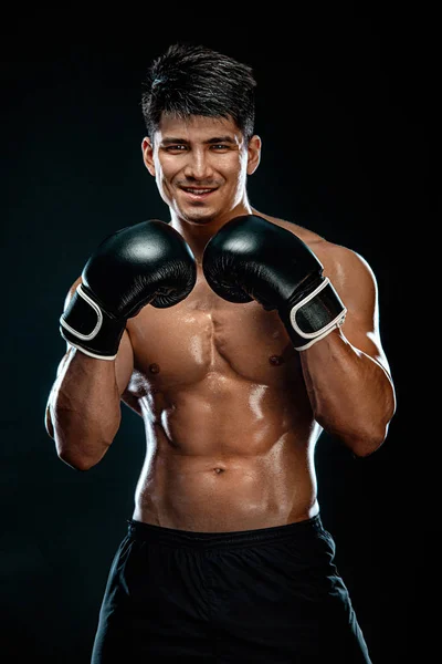 Concepção de fitness e boxe. Boxer, homem lutando ou posando em luvas no fundo preto. Recreação esportiva individual . — Fotografia de Stock