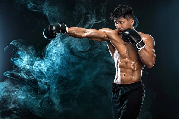 Fitness- und Boxkonzept. Boxer, Mann, der kämpft oder mit Handschuhen auf schwarzem Hintergrund posiert. Individuelle sportliche Erholung. — Stockfoto