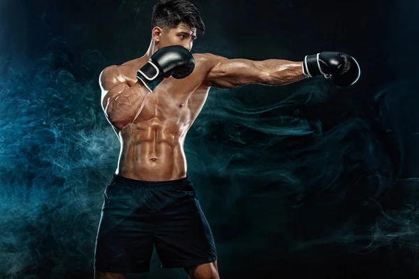 Fitness och boxningskoncept. Boxare, man slåss eller poserar i handskar på svart bakgrund. Individuell rekreation. — Stockfoto