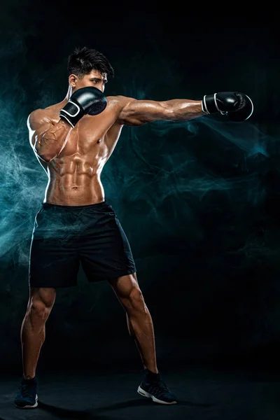 Fitness- und Boxkonzept. Boxer, Mann, der kämpft oder mit Handschuhen auf schwarzem Hintergrund posiert. Individuelle sportliche Erholung. — Stockfoto