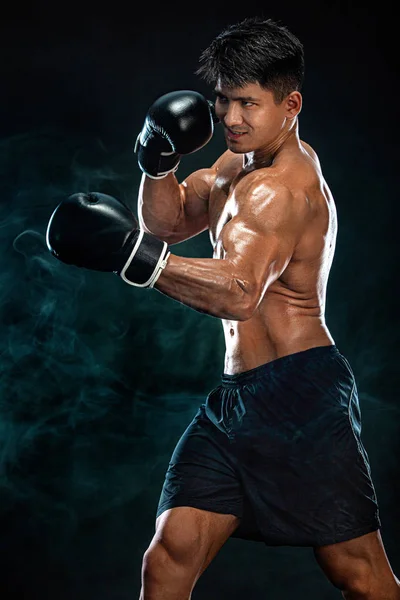 Γυμναστική και πυγμαχία έννοια. Μπόξερ, άντρας που παλεύει ή ποζάρει με γάντια σε μαύρο φόντο. Ατομική αθλητική ψυχαγωγία. — Φωτογραφία Αρχείου