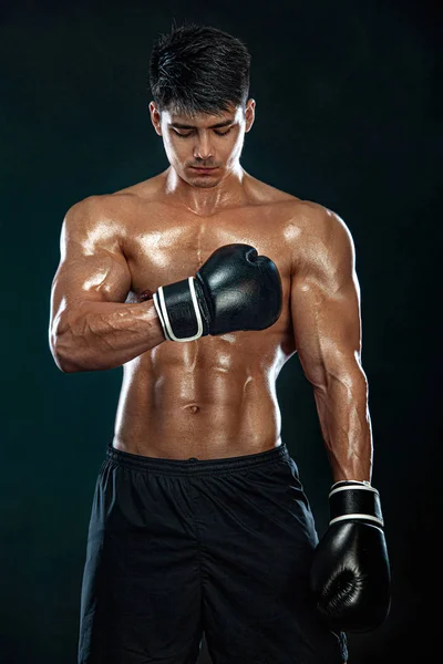 Fitness- und Boxkonzept. Boxer, Mann, der kämpft oder mit Handschuhen auf schwarzem Hintergrund posiert. Individuelle sportliche Erholung. — Stockfoto