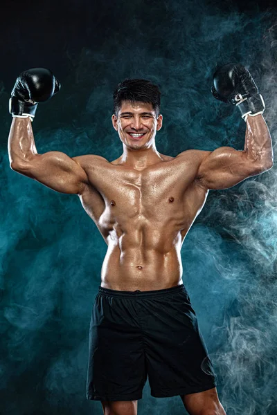 Fitness och boxningskoncept. Boxare, man slåss eller poserar i handskar på svart bakgrund. Individuell rekreation. — Stockfoto