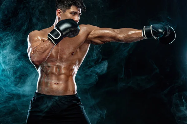 Fitness en boksconcept. Bokser, man vechtend of poserend in handschoenen op zwarte achtergrond. Individuele sportrecreatie. — Stockfoto