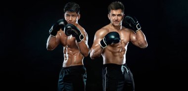 Boksörler. Siyah arka planda, savaş raflarında boks eldivenli iki erkek dövüşçü. Fitness konsepti. Bireysel spor eğlencesi.