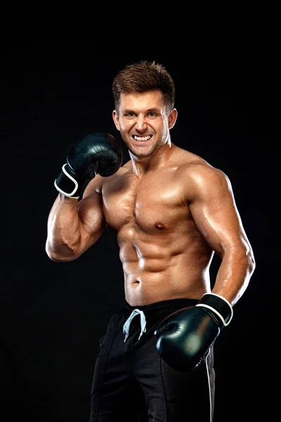 Concepção de fitness e boxe. Boxer, homem lutando ou posando em luvas em fundo escuro. Recreação esportiva individual . — Fotografia de Stock