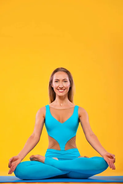 Yoga Indoor. Recreación deportiva. Hermosa joven en la mano mudra y namaste posan para la meditación. Deportes individuales . — Foto de Stock