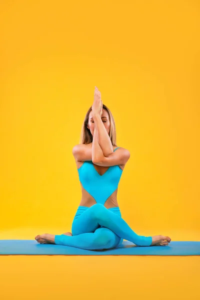 Kapalı alanda yoga. Spor eğlencesi. Asana pozunda güzel bir genç kadın. Kişisel sporlar. — Stok fotoğraf