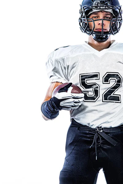 Jogador de futebol americano no capacete isolado no fundo branco. Papel de parede esporte . — Fotografia de Stock