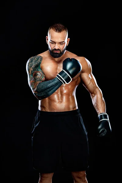 Concepção de fitness e boxe. Boxer, homem lutando ou posando em luvas no fundo preto. Recreação esportiva individual . — Fotografia de Stock