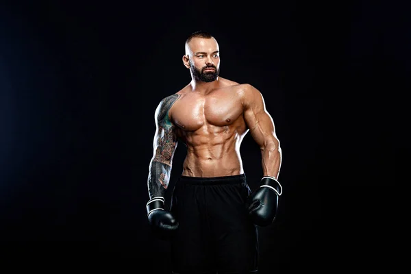 Concepto de fitness y boxeo. Boxeador, hombre luchando o posando con guantes sobre fondo negro. Recreación deportiva individual . —  Fotos de Stock