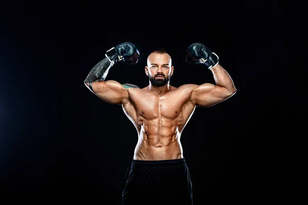 Koncept fitness a boxu. Boxer, muž bojující nebo pózující v rukavicích na černém pozadí. Individuální sportovní rekreace. — Stock fotografie