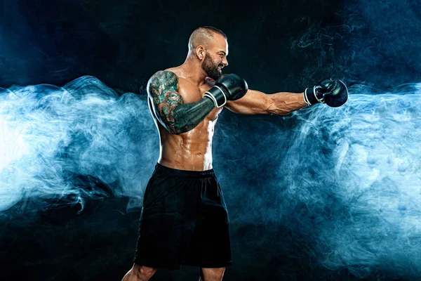 Концепція фітнесу та боксу. Боксер, людина бореться або позує в рукавичках на чорному тлі. Індивідуальний відпочинок . — стокове фото