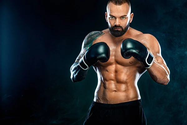 Concepto de fitness y boxeo. Boxeador, hombre luchando o posando con guantes sobre fondo negro. Recreación deportiva individual . — Foto de Stock