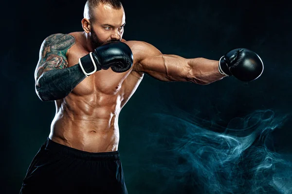 Fitness- und Boxkonzept. Boxer, Mann, der kämpft oder mit Handschuhen auf schwarzem Hintergrund posiert. Individuelle sportliche Erholung. — Stockfoto