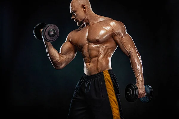 Silná a vhodná pro Bodybuilder. Sportovní svalnatý muž s rolničkami. Sport a fitness motivace. Individuální sportovní rekreace. — Stock fotografie