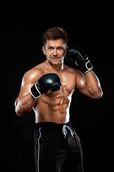 Koncepcja fitness i boksu. Boxer, mężczyzna walczący lub pozujący w rękawiczkach na ciemnym tle. Indywidualna rekreacja sportowa. — Zdjęcie stockowe