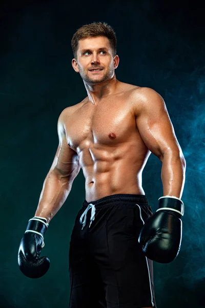 Фитнес и бокс концепция. Боксер, мужчина дерётся или позирует в перчатках на тёмном фоне. Индивидуальный спортивный отдых . — стоковое фото
