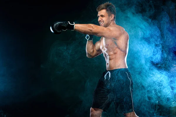 Fitness- und Boxkonzept. Boxer, Mann, der kämpft oder mit Handschuhen auf dunklem Hintergrund posiert. Individuelle sportliche Erholung. — Stockfoto