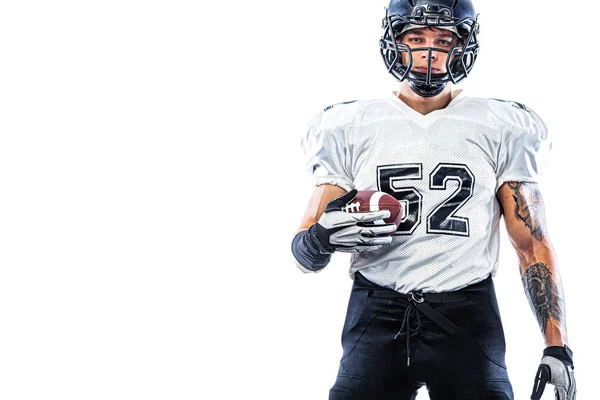 American football speler in helm geïsoleerd op witte achtergrond. Sportbehang. — Stockfoto
