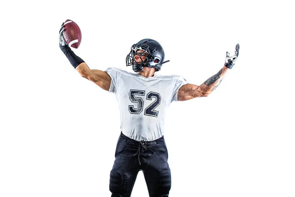 American Football-Spieler mit Helm isoliert auf weißem Hintergrund. Sporttapete. — Stockfoto