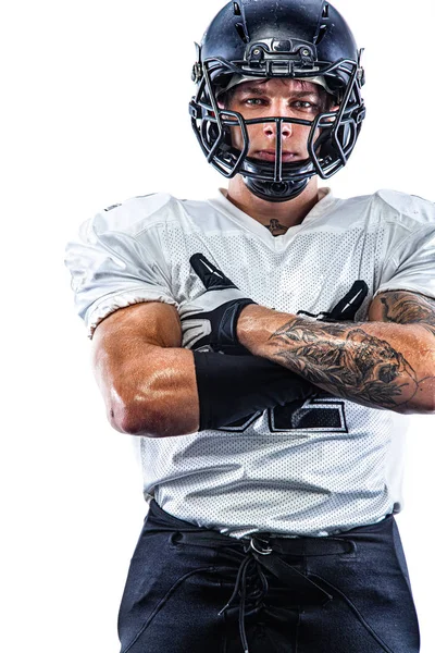 Американский футболист в шлеме изолирован на белом фоне. Спортивные обои . — стоковое фото