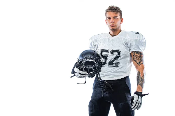 American Football-Spieler mit Helm isoliert auf weißem Hintergrund. Sporttapete. — Stockfoto