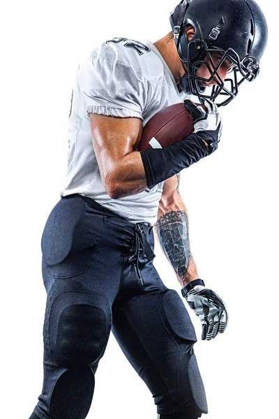 Американский футболист. Спортсмен с мячом в шлеме на стадионе в действии. Спортивные обои. Командный спорт. — стоковое фото