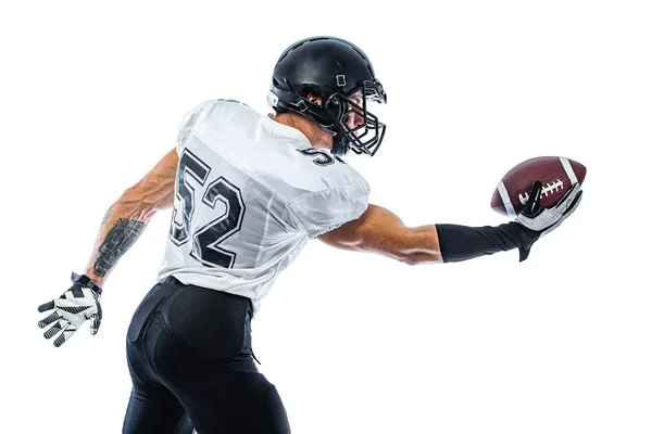 Amerikansk fotbollsspelare. Sportsman med boll i hjälm på arenan i aktion. Sporttapet. Lagsporter. — Stockfoto