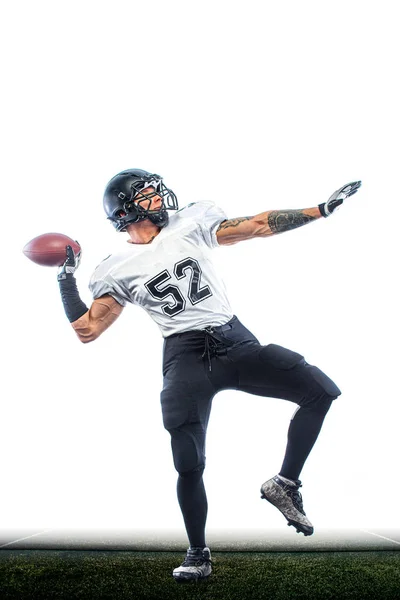 American-Football-Spieler. Sportler mit Ball im Helm im Stadion in Aktion. Sport Tapete. Mannschaftssport. — Stockfoto