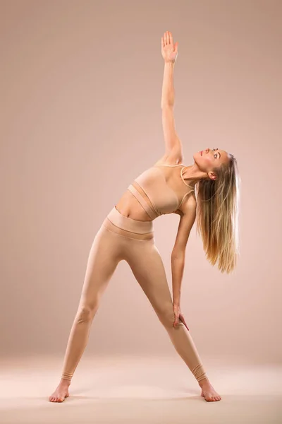 Clases de yoga en interiores. Recreación deportiva. Hermosa joven en pose asana. Deportes individuales. Ropa deportiva desnuda . — Foto de Stock